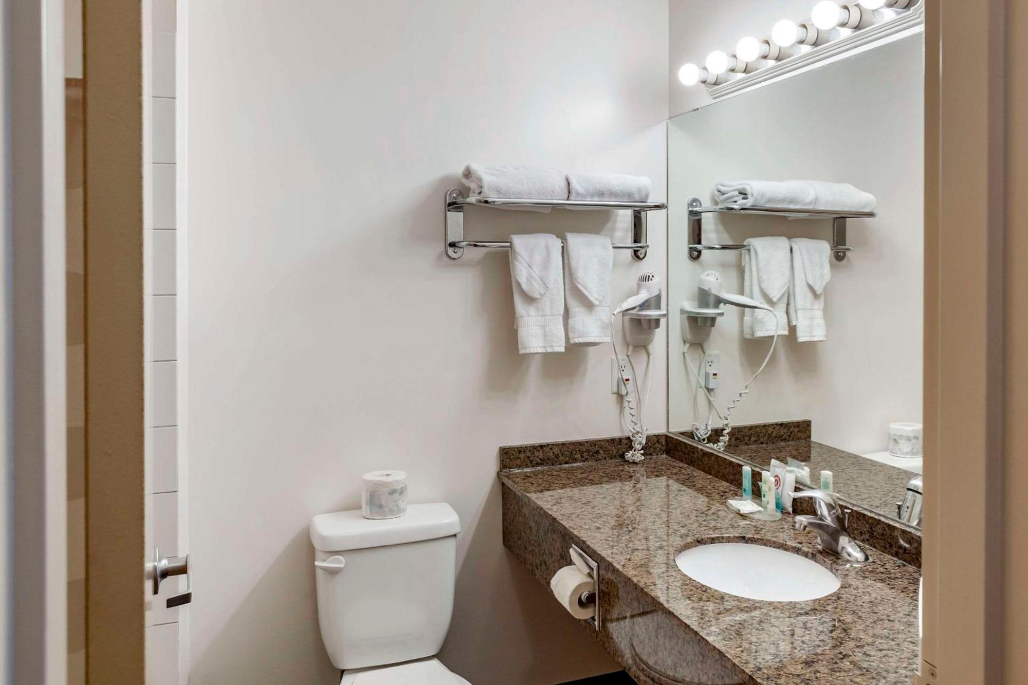 Quality Inn & Suites Edmonton International Airport Leduc Exterior foto
