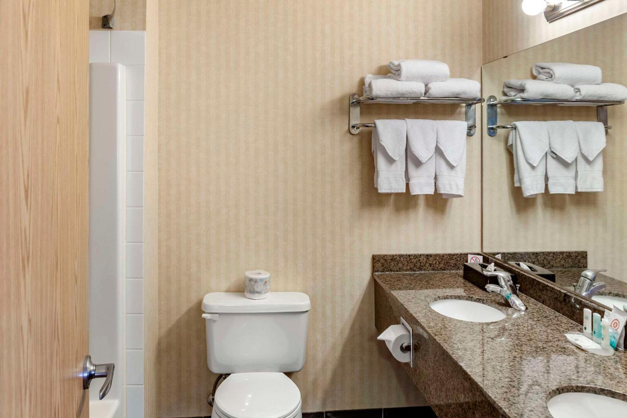 Quality Inn & Suites Edmonton International Airport Leduc Exterior foto