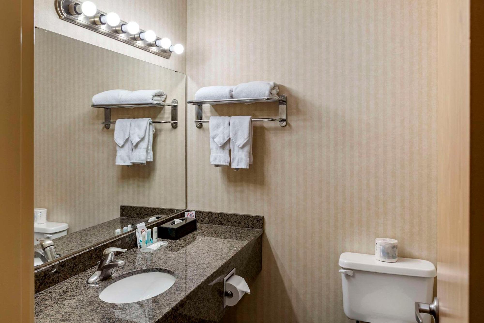 Quality Inn & Suites Edmonton International Airport Leduc Exterior foto