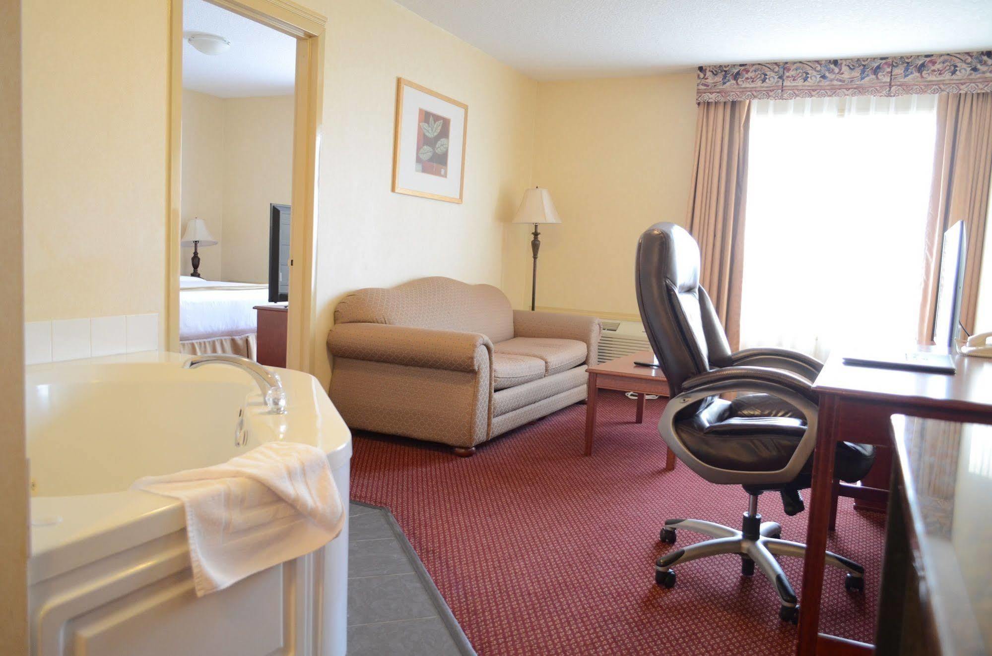 Quality Inn & Suites Edmonton International Airport Leduc Exterior foto